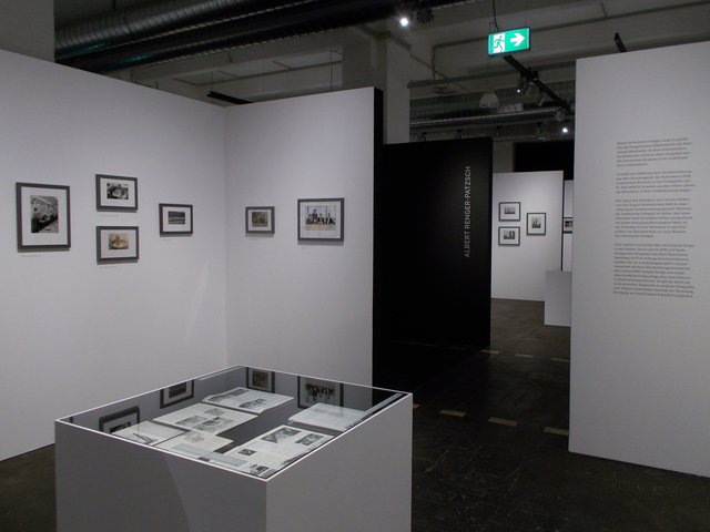 "Stoffwechsel - Die Ruhrchemie in der Fotografie" , Blick in die Ausstellung im Peter-Behrens-Bau