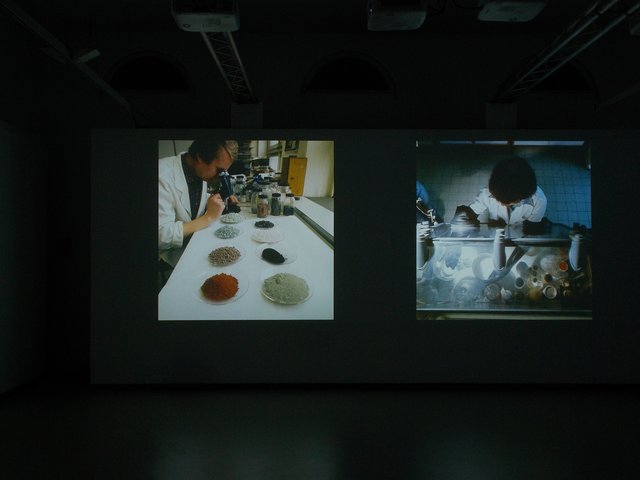 In der "Dunkelkammer" werden Robert Häussers Fotografien per 4-Kanal-Videoinstallation gezeigt.  "Stoffwechsel - Die Ruhrchemie in der Fotografie" , Blick in die Ausstellung Ludwiggalerie Schloss Oberhausen