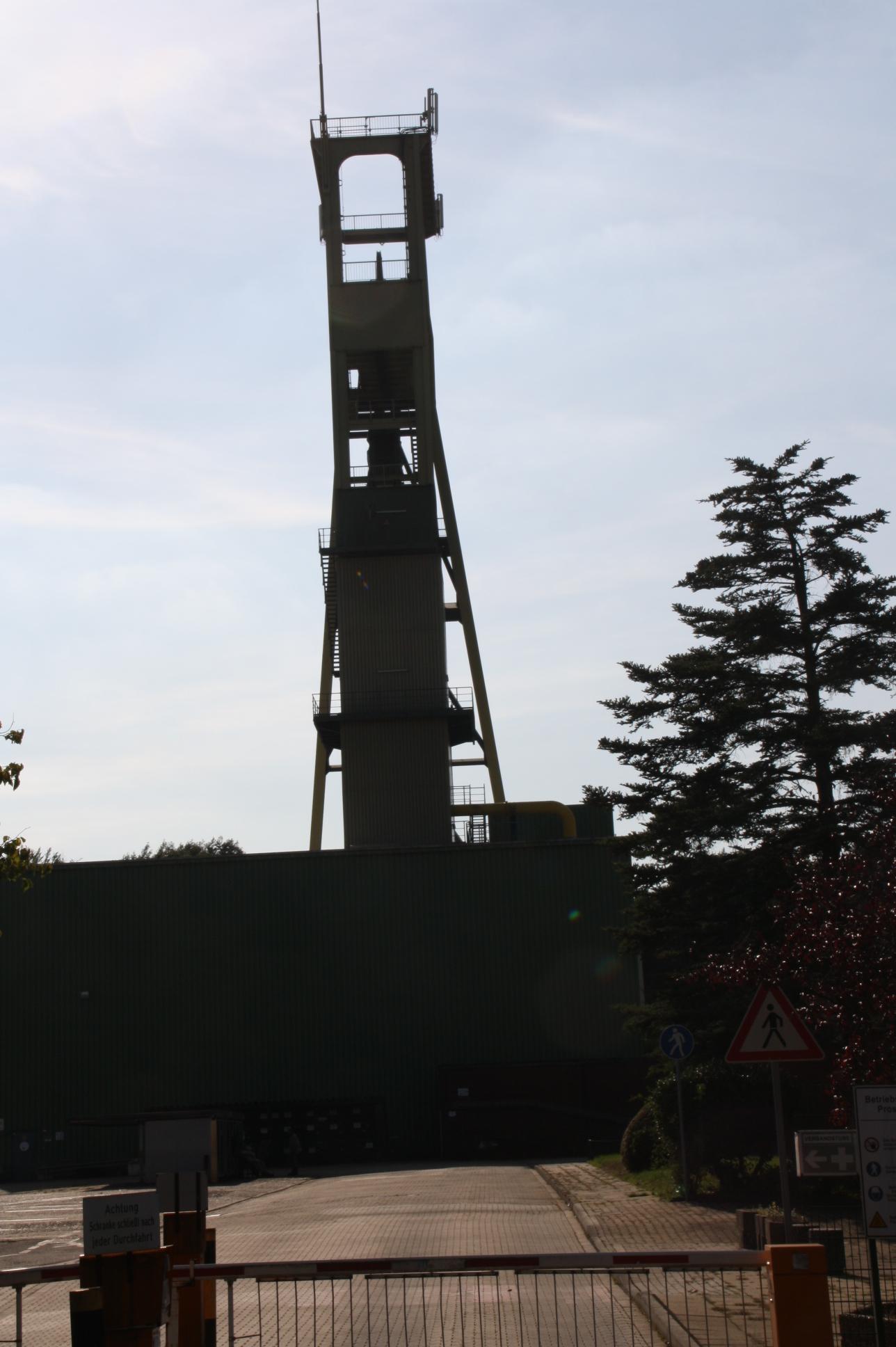 Foto entstand an einem Donnerstag , Nachmittag bei herrlichem Wetter ; die Sonne stand hinter dem Förderturm !