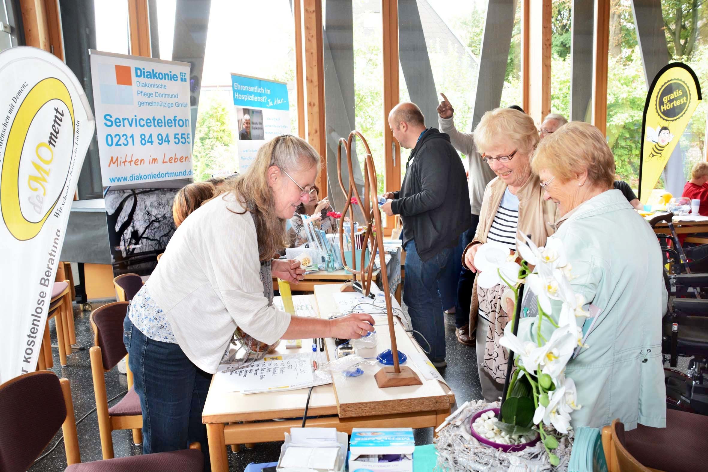 Witterungsbedingt musste der Senioren-Aktionstag im Stadtbezirk Brackel wieder einmal statt auf dem Kirchplatz im Arent-Rupe-Gemeindehaus abgehalten werden. Hier im Bild der Stand von "deMOment".