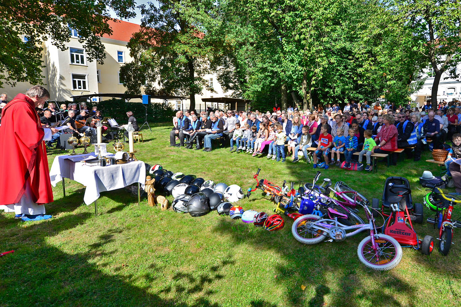 Sehr gut besucht war der Open-Air-Gottesdienst im Anschluss an den Motorradkorso "Der Himmel auf´m Asphalt".
