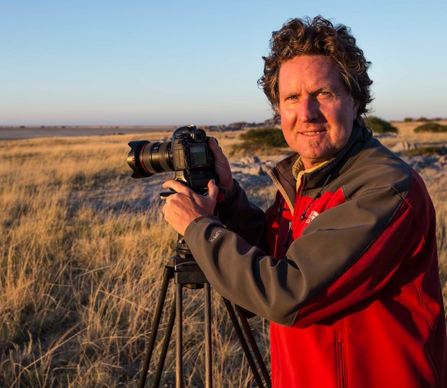 Der Fotograf bei der Arbeit - Reiner Harscher bringt in seiner Panoramashow den Gästen einen geheimnisvollen Kontinent näher.