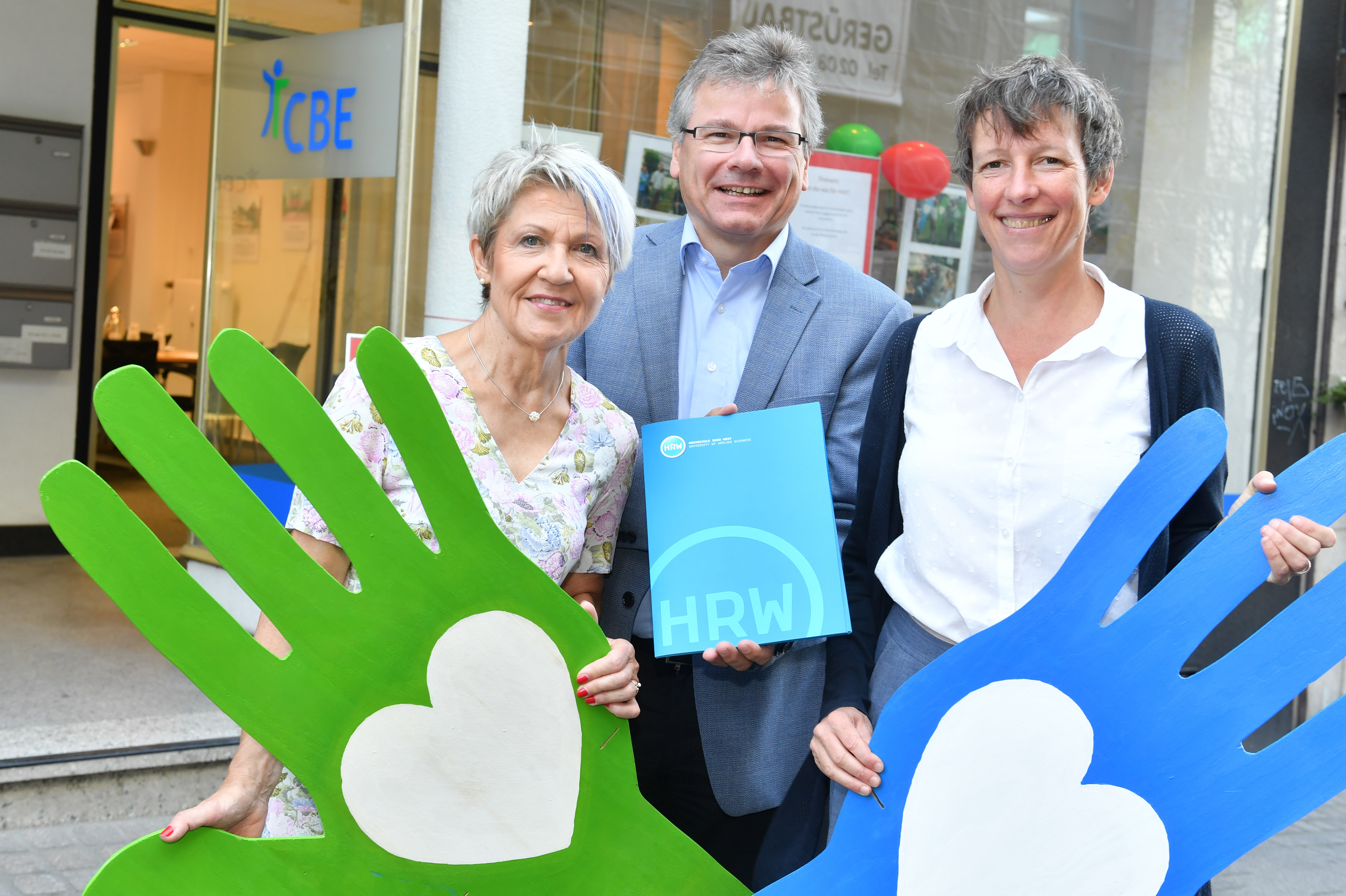 Dagmar Mühlenfeld (Vorsitzende CBE), Michael Schüring (Geschäftsführer CBE) und Vizepräsidentin der HRW, Prof. Dr. Susanne Staude, freuen sich auf die Zusammenarbeit.