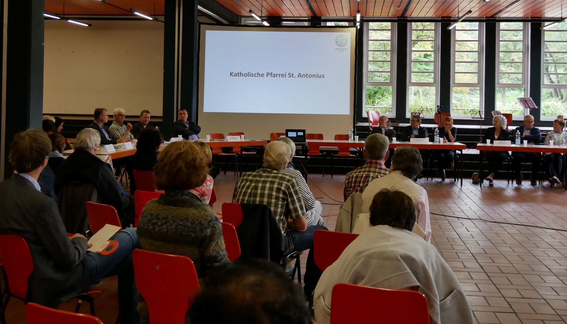 Vertreter von Religionsgemeinschaften, Politik und Zivilgesellschaften tauschten sich untereinander aus.