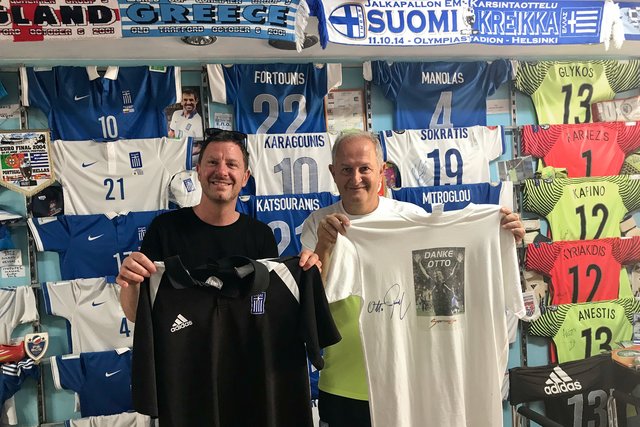 Echt beeindruckend: Tani Capitain (li.) und Museumsbetreiber Nikos Flekkas mit den Original-Rehakles-Shirts.