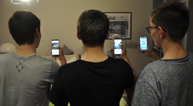 Ein Leben ohne Smartphone können sich die meisten Jugendlichen kaum vorstellen.
(Foto: Dirk Kleinwegen)