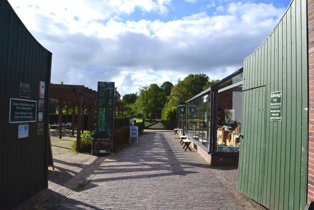 Eingangsbereich vom Schlosspark Lütesburg. Im Shop oder mit einem Automaten kann man eine Eintrittskarte erwerben.
