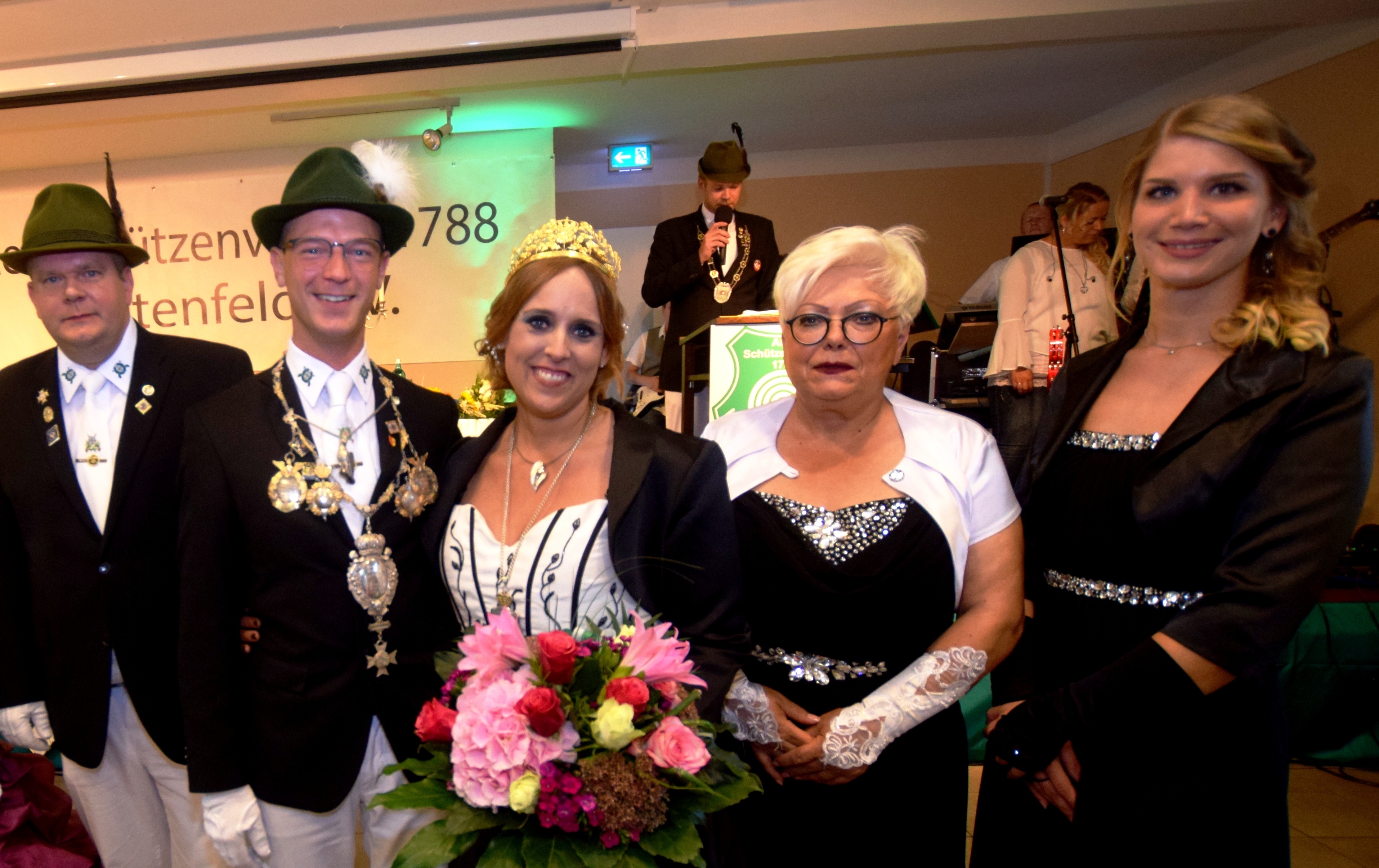 Foto: (C) Karl Heinz Lehnertz und Text; Ch.Knappe - v. l. n. r. Adjutant: Sven Gathmann Sendt , König: Janik I. ( Bücker ) Königin: Martina I. ( Stumpf ) , Ehrendamen Marlies Siebert und Isabel Heidenreich