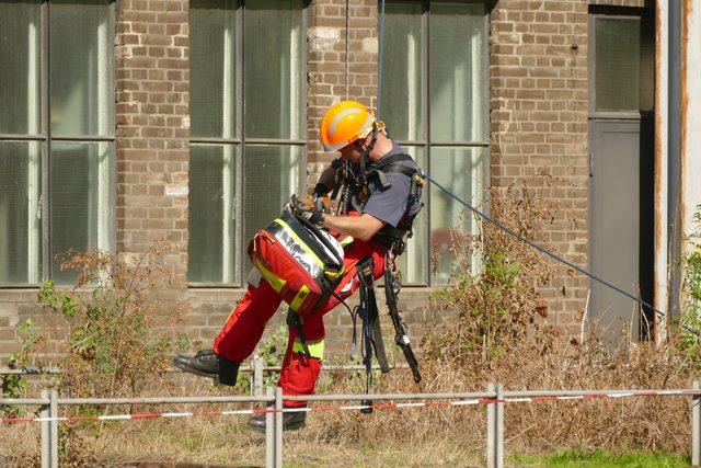 Er hat ihn, und wird jetzt wieder von seinen Kameraden nach oben gezogen!