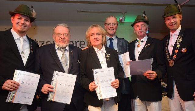 Foto: (C) Karl Heinz Lehnertz - Matthias Ostermann 25 Jahre, Heinz Joachim Kersting 30 Jahre, Sabine Cruismann 25 Jahre, Richard Kohlleppel 30 Jahre,
Werner Ostermann 40 Jahre Andreas Appelbaum ( 1. Vorsitzender )