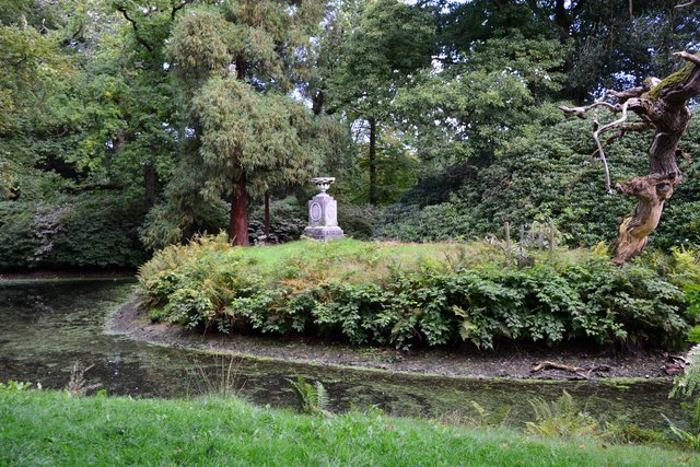 Carolineninsel                                                                           In tiefer Trauer um seine in jungen Jahren verstorbene Tochter Caroline benannte der Parkbegründer eine Insel nach ihr und ließ dort eine Vase mit folgenden Inschriften am Sockel errichten:
