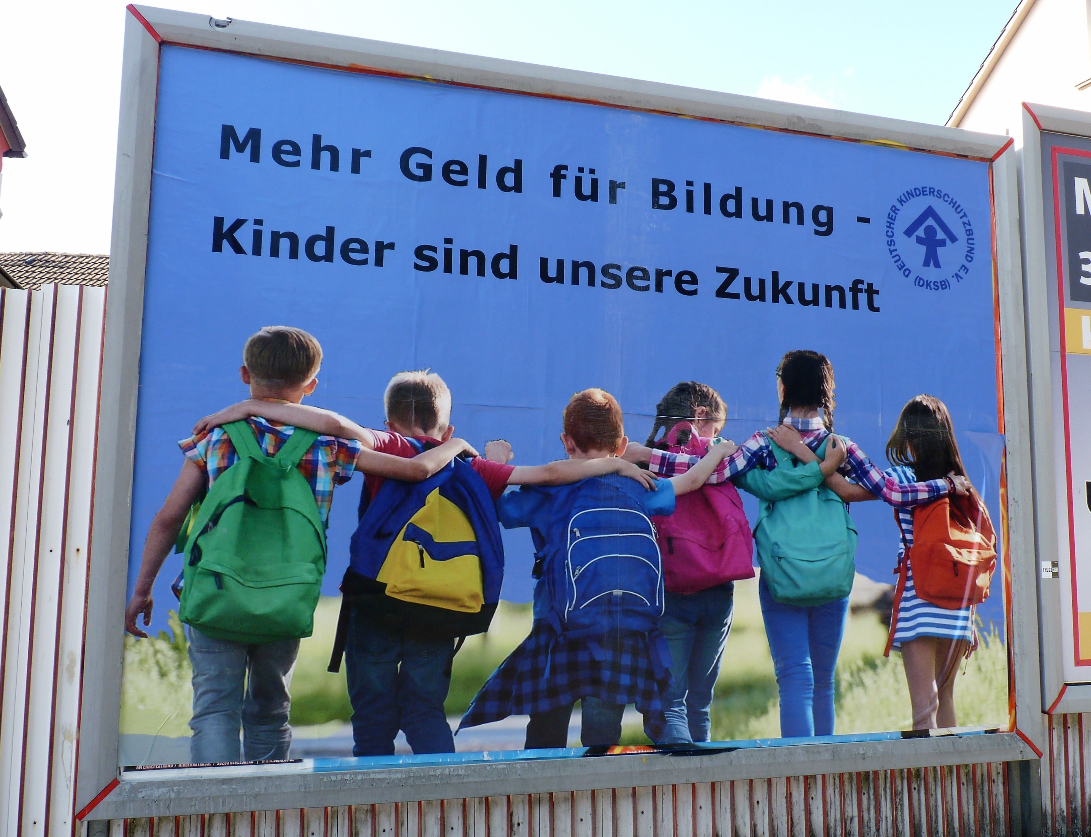 An der Wittener Straße hat der Gevelsberger Kinderschutzbund ein großes Plakat angebracht, das darauf aufmerksam macht, dass die bundesdeutsche Politik mehr Geld in ihr Bildungssystem investieren muss.