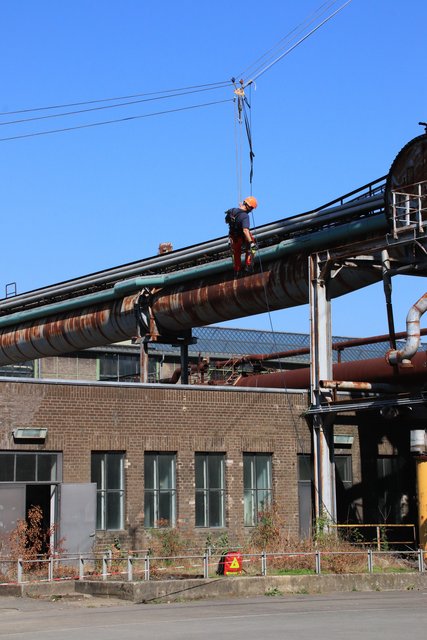 Da steht der rote Koffer (Verletzten) zu dem sich der Feuerwehr herrabseilt, den es gilt zu bergen!