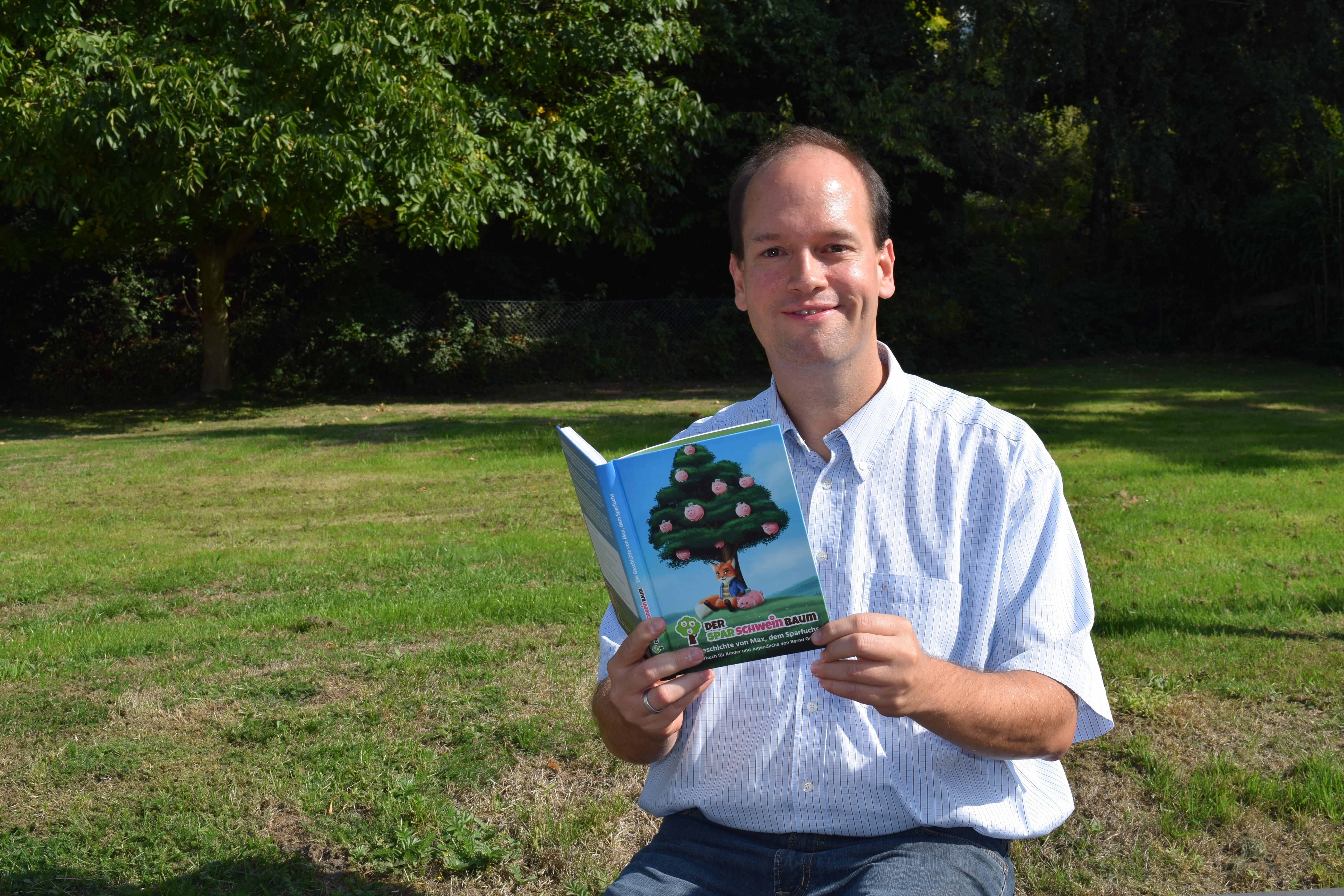 Bernd Grigat versucht seinen Lesern in dem Buch "Der Sparschweinbaum" wichtige Grundlagen zum Thema Finanzen zu erklären.
