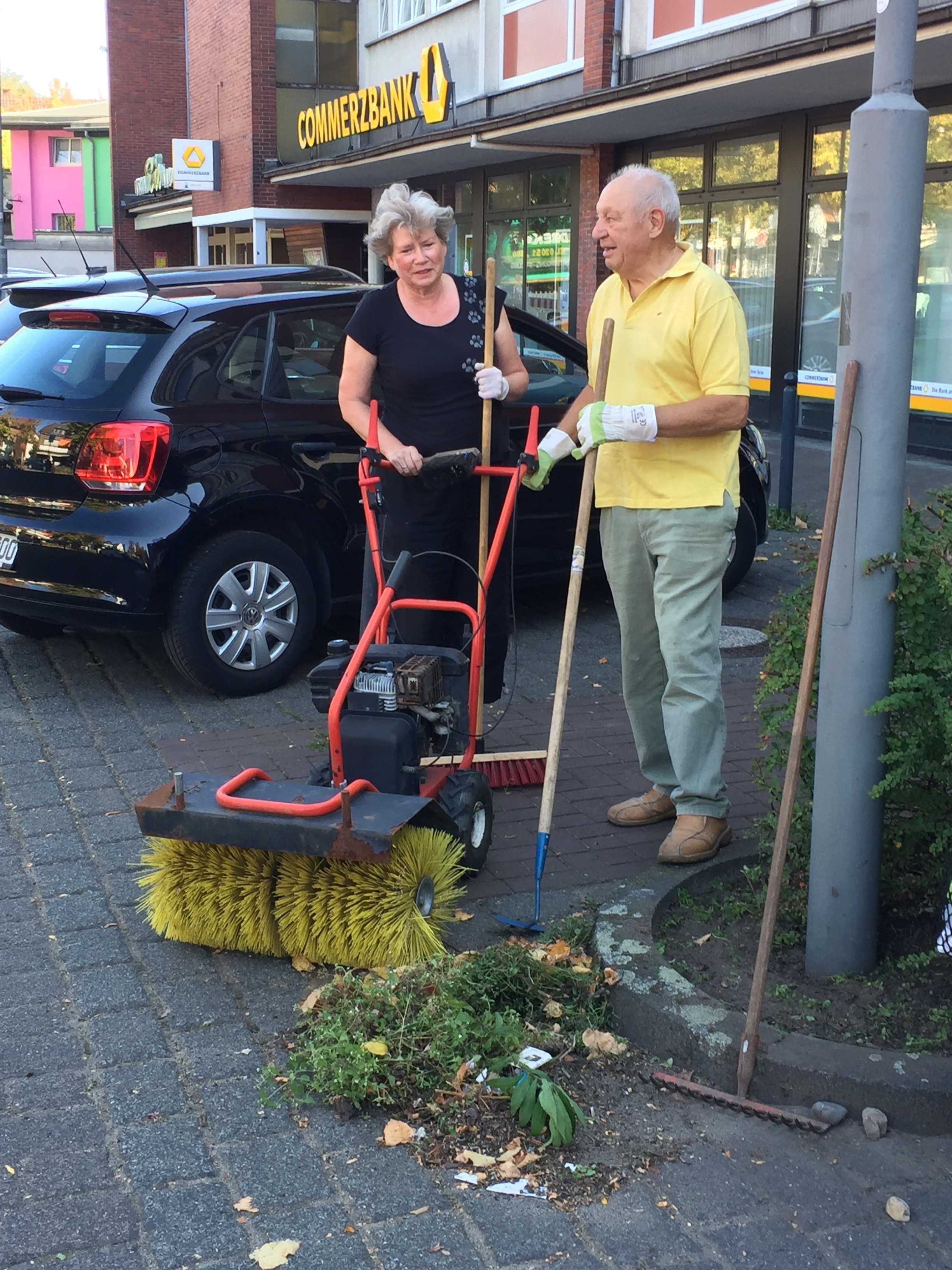 Aktion sauberes Lintorf: Karl-Heinz Blum und Ursula von Röpenack legten einen privaten Dreck-weg-Tag ein.