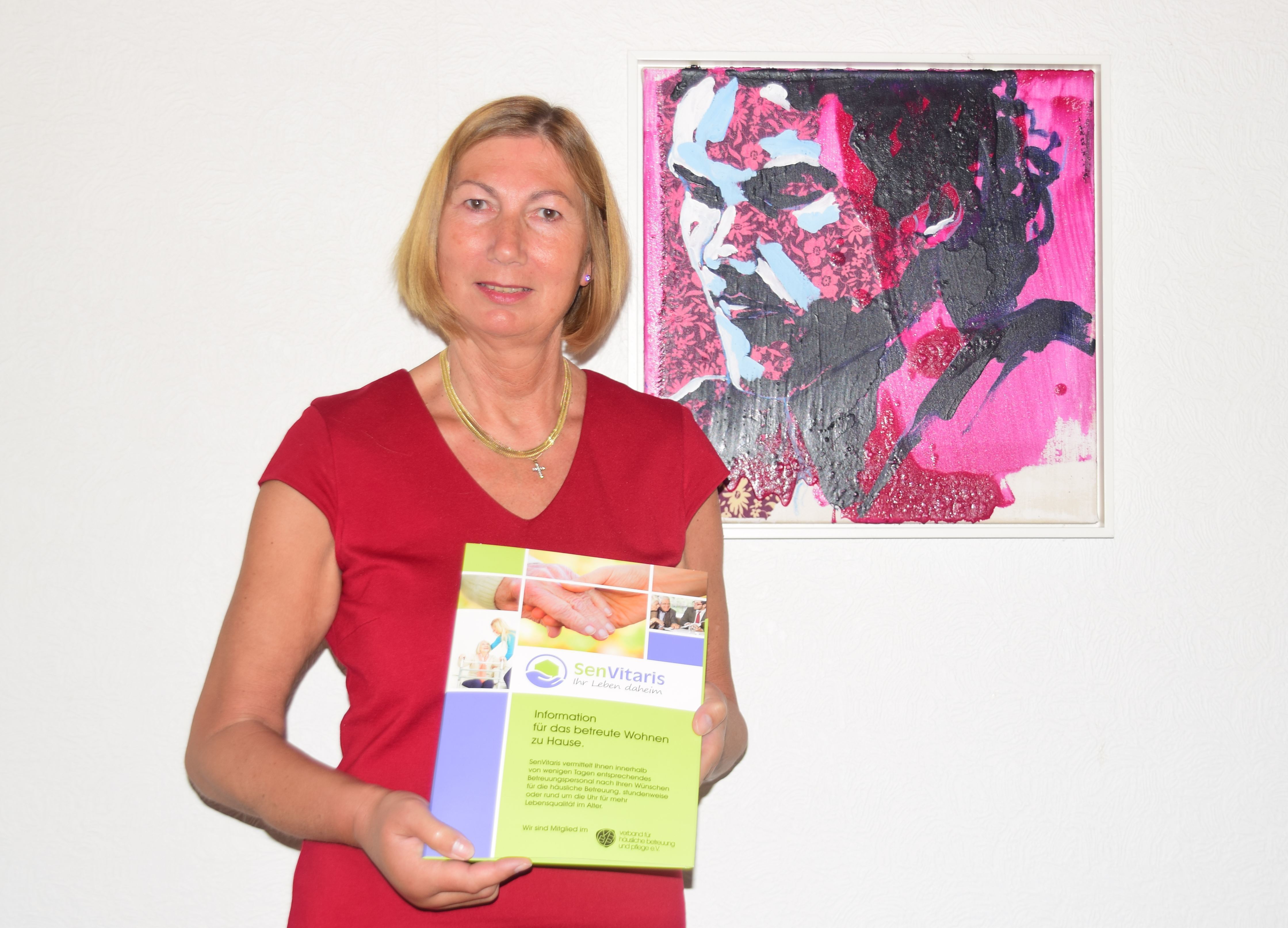Christiane Krämer von SenVitaris bietet Informationen zum betreuten Wohnen zuhause.