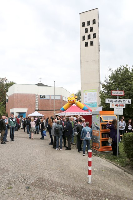 (C) Andreas Molatta , 15.09.2018 , Bochum ,Staßen- und Stadtteilfest Grumme (Ennepestr.) :Einweihung des USB-Bücherschranks an der Johanneskirche.