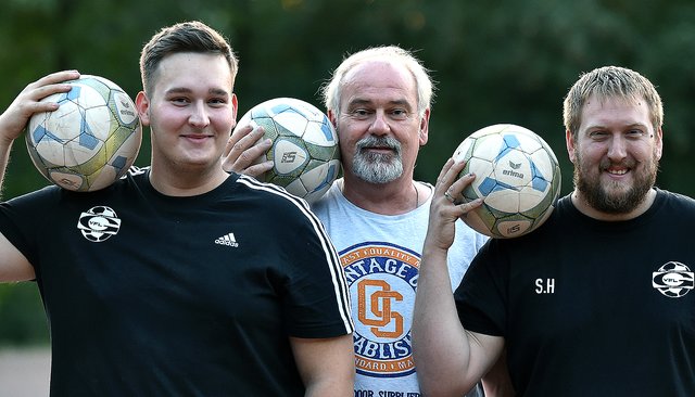 Als Abteilungsleiter bleibt Manfred Krieger (Mitte) der Frauenfußballabteilung des VfL Gladbeck weiterhin erhalten. Nach 15-jähriger Tätigkeit als Trainer gab er diese Funktion aber an Stefan Hock (rechts) ab. Neuer Co-Trainer ist Noel Werner (links).