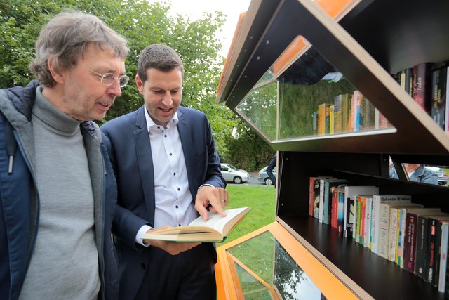 (C) Andreas Molatta , 15.09.2018 , Bochum ,Staßen- und Stadtteilfest Grumme (Ennepestr.) :Einweihung des USB-Bücherschranks an der Johanneskirche.v.l.: Pfarrer Volker Rottmann (Vors. Verein "Leben im Stadtteil"), OB Thomas Eiskirch