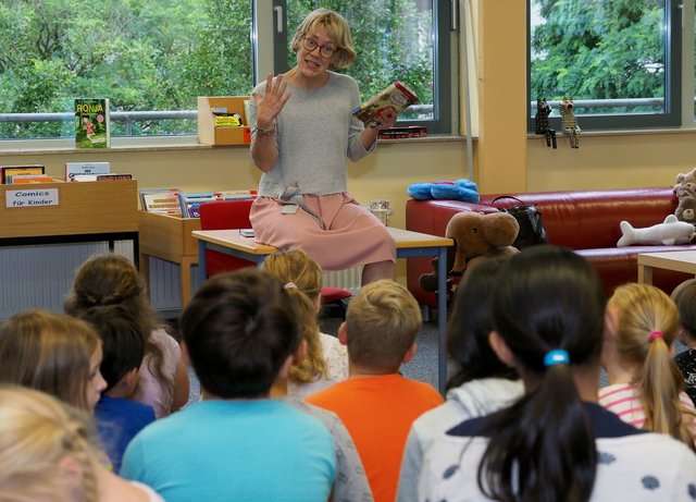 Autorin Gina Mayer nahm die Kids mit in den "magischen Blumenladen".