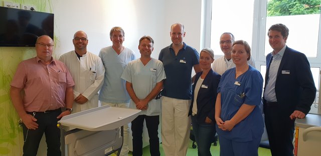 Stolz auf „Ihre“ neue Zentrale Notaufnahme für Kinder und Erwachsene – ein Teil des ZNA Teams gemeinsam mit Peter Berlin, Geschäftsführer des Elisabeth-Krankenhauses Essen, und Thomas Lohmann, Leiter der Haustechnik.