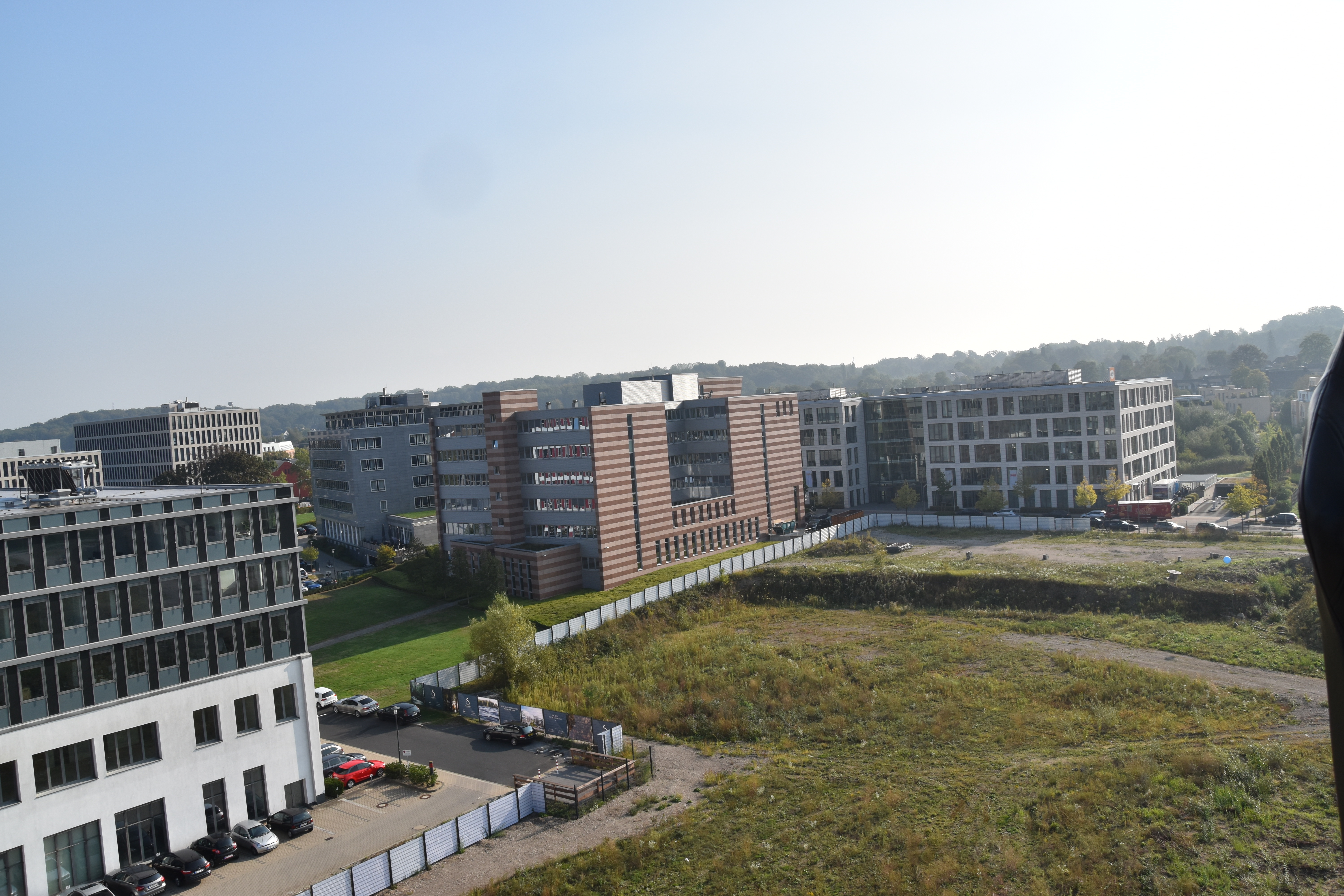 Auf dem Baufeld 1 (gleich neben dem rötlichen Gebäude) entsteht ein Hotel. Zunächst wird aber auf Baufeld 2 (rechts neben 1) ein weiteres Bürogebäude errichtet.