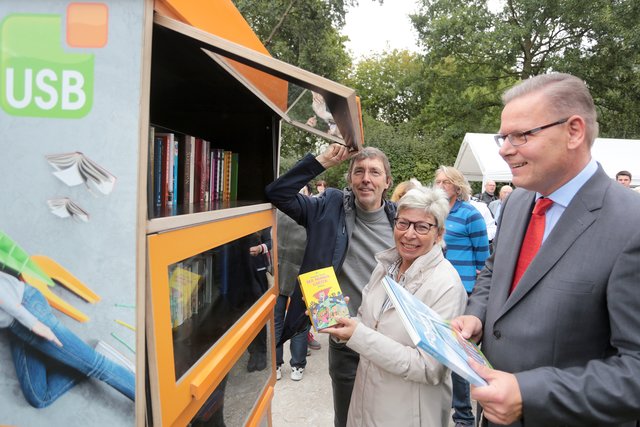 (C) Andreas Molatta , 15.09.2018 , Bochum ,Staßen- und Stadtteilfest Grumme (Ennepestr.) :Einweihung des USB-Bücherschranks an der Johanneskirche.v.l.: Pfarrer Volker Rottmann (Vors. Verein "Leben im Stadtteil"), Carina Gödecke (MdL), Dr. Thorsten Zisowski (USB-Geschäftsführer)