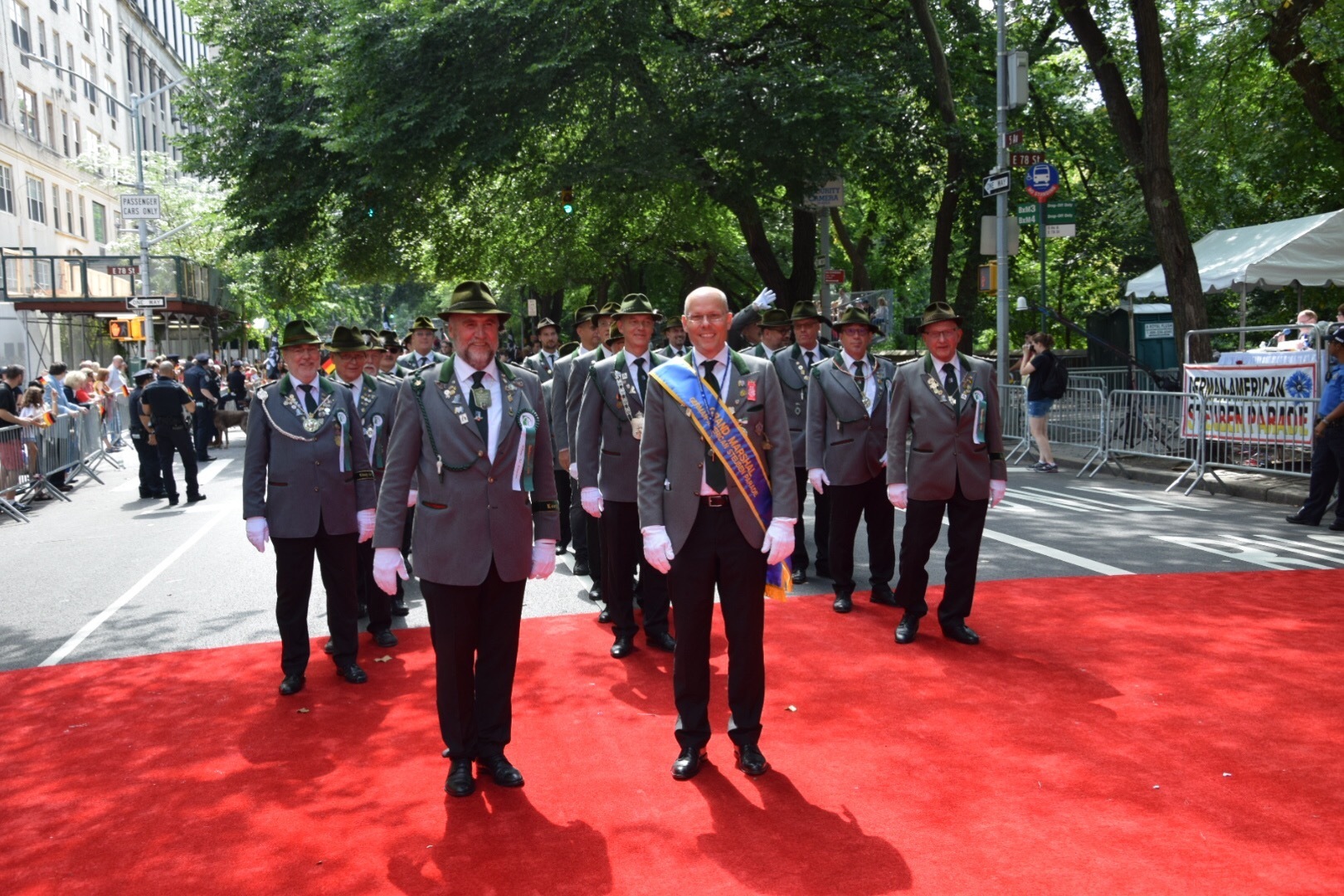 Grand Marshall Peter Beyer und der Ratinger Schützenchef Gero Keusen bei der Steuben-Parade in New York.