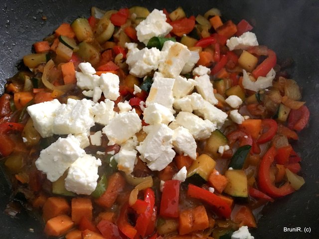 Nun kommt der Ziegenfeta darüber...