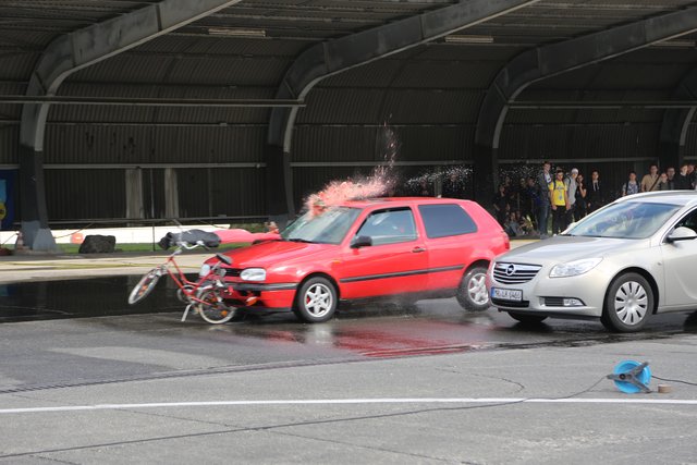 Währen der rechte Wagen rechtzeitig zum Stehen kam, erfasste das rote Fahrzeug, dessen Fahrer eine Ablenkung und damit verspätete Reaktion simulierte, das Fahrrad und den Dummy" mit Wassermelonenkopf mit voller Wucht. Im Ernstfall hätte der Fahrradfahrer kaum eine Überlebenschance gehabt. Foto: Schulte