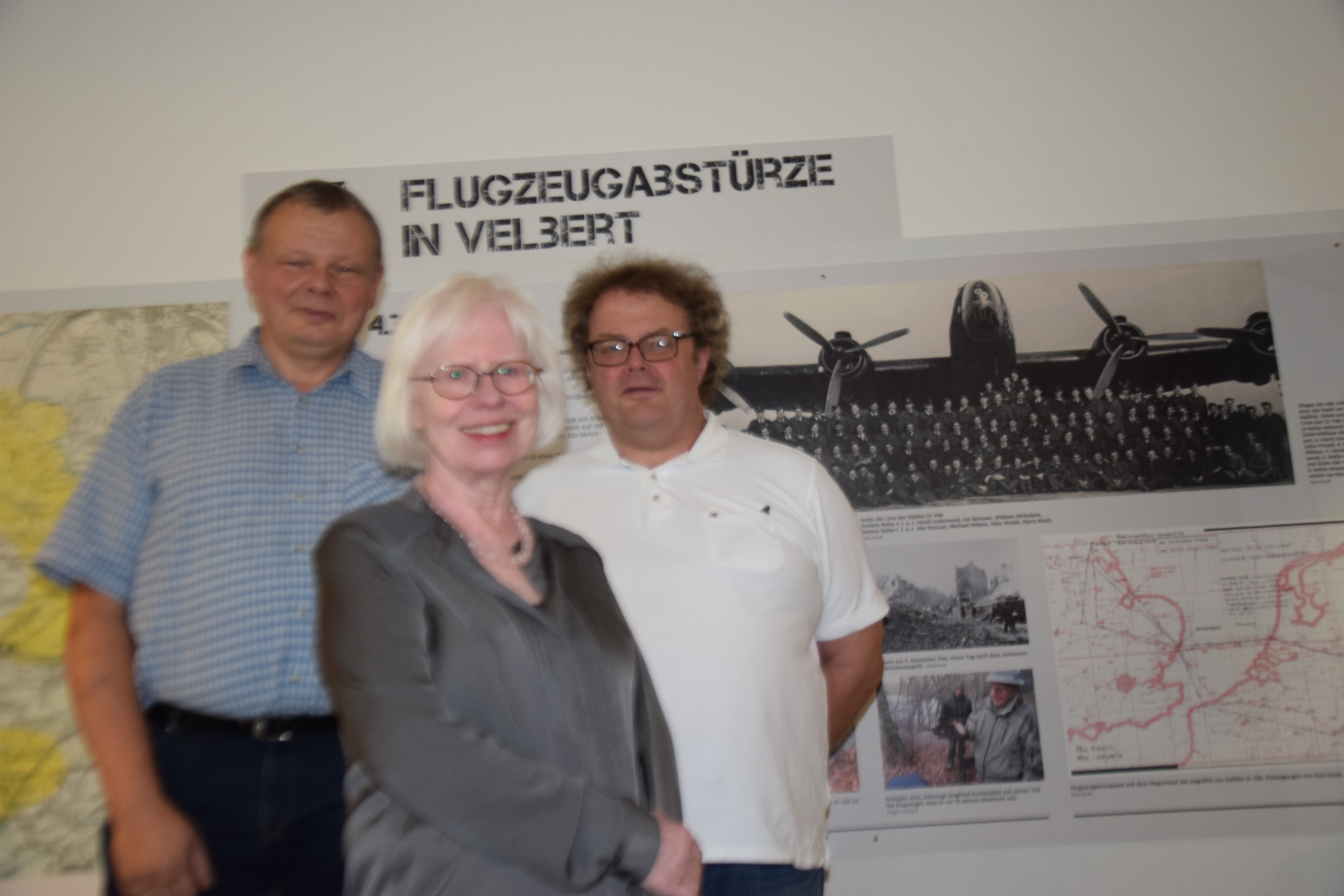 Jürgen Lohbeck von der Bodendenkmalpflege (v.l.), Jutta Scheidsteger, Vorsitzende des Bergischen Geschichtsvereins, und Museumsleiter Ulrich Morgenroth in der Ausstellung zum Luftkrieg, die am 27. September eröffnet wird.