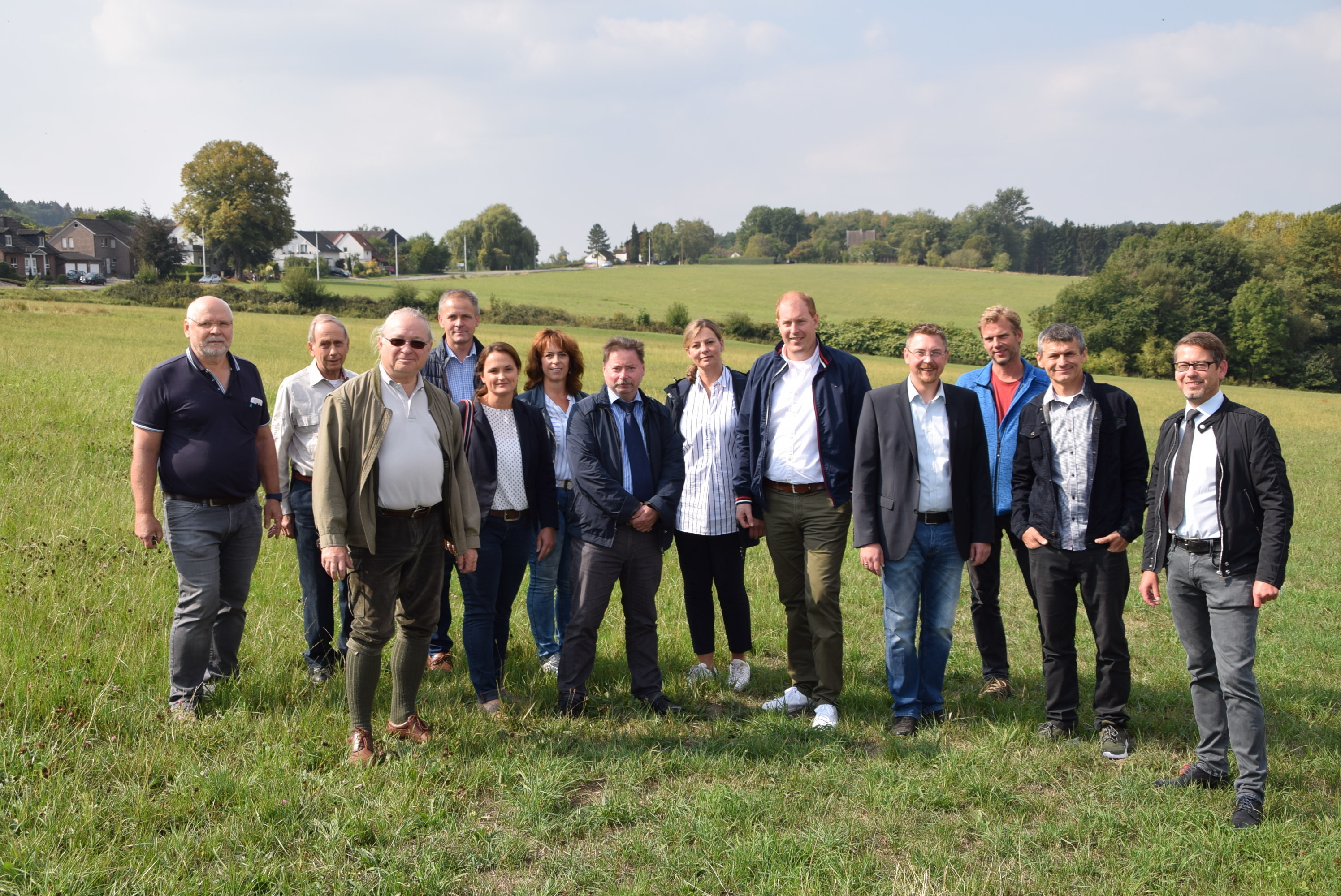 An Ort und Stelle machten sich die CDU-Politiker und die Vertreter der Bürgerinitiative SHE ein Bild vom Bauvorhaben einer Windkraftanlage. Foto: Günther