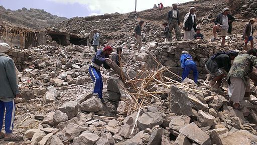 Aufräumarbeiten nach einem Angriff auf Hajar Aukaish, Jemen, 2015.