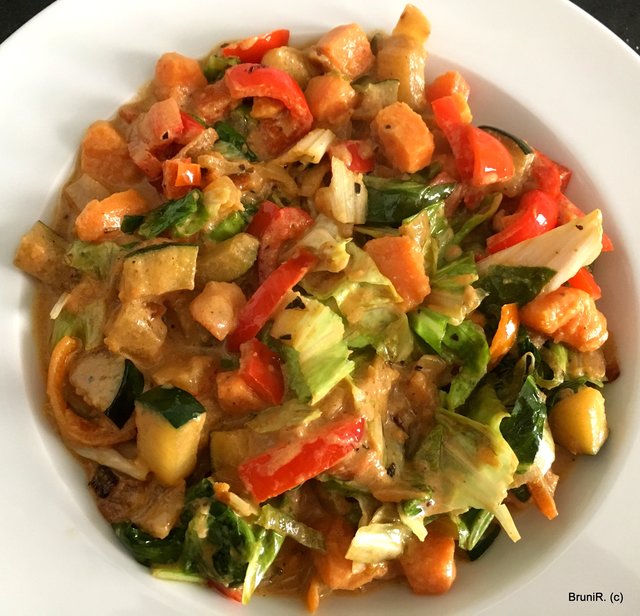 Zuletzt den Salat mitziehen lassen und untermengen! Fertig zum Genießen!!!