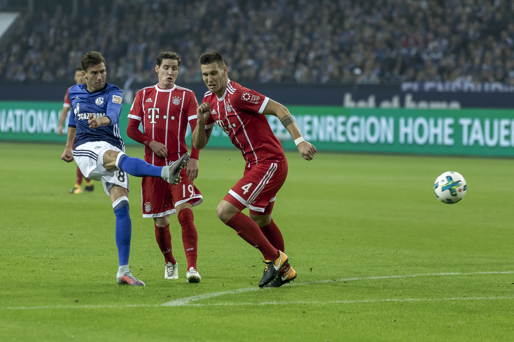 Vertauschte Rolle: Leon Goretzka (l.) und Sebastian Rudy (m.) spielen mittlerweile für den jeweils anderen Klub.