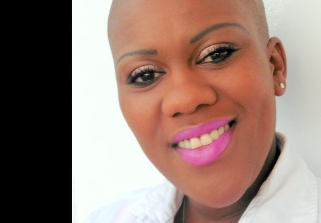 ein hübsches lächeln mit tollen weißen zähnen. diese frau stammt aus südafrika