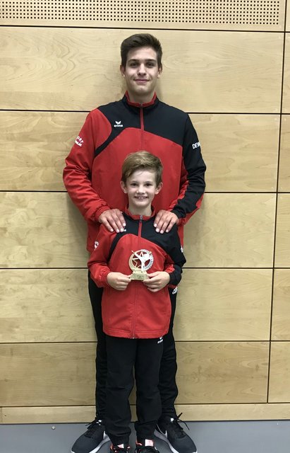 Elias Möller mit Trainer Max Merfeld - Silber beim internationalen Niederrhein Cup 2018