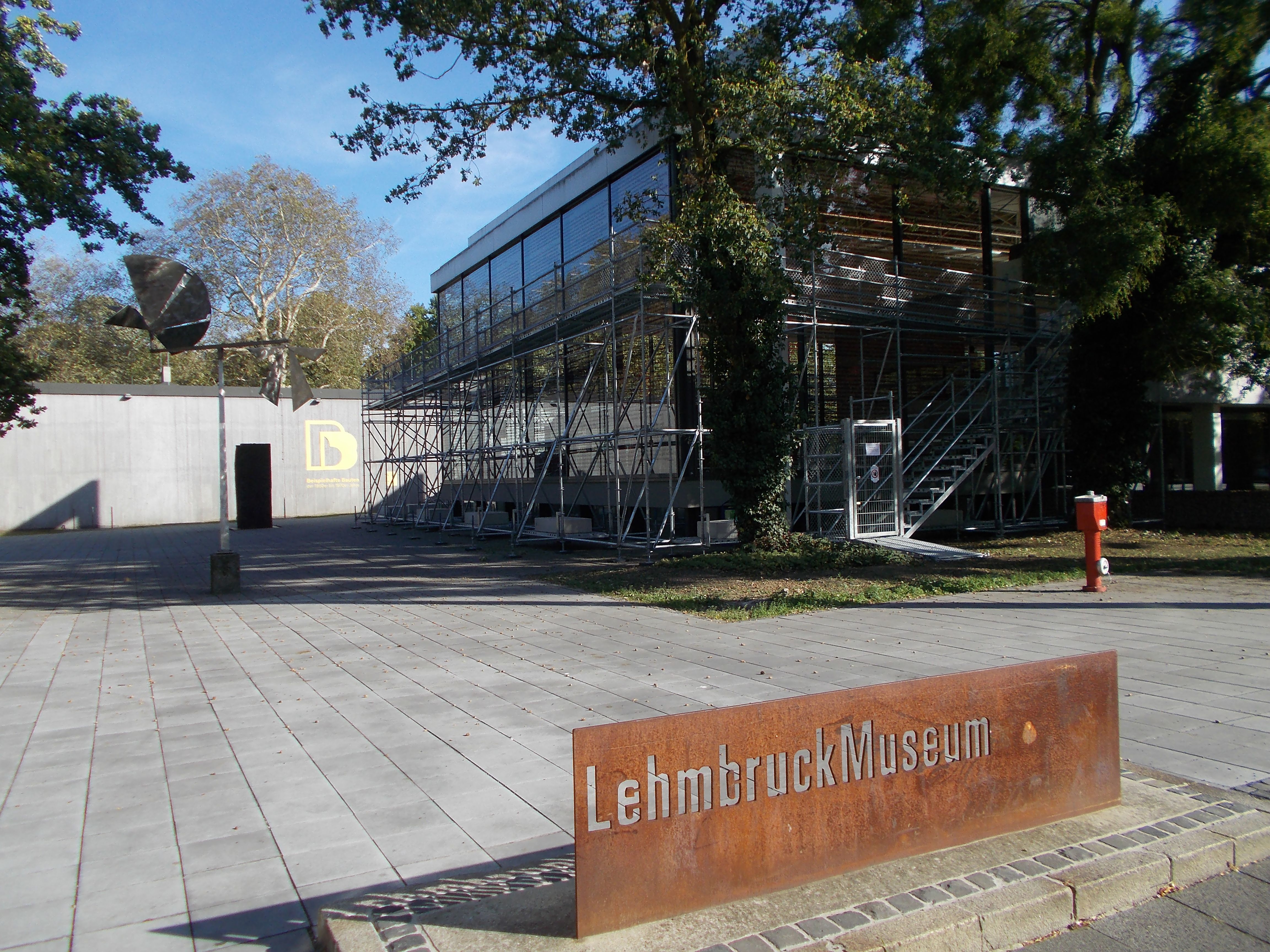 An der Glasfassade des Lehmbruck Museums ist "The Walk - Keine Retrospektive" von Jochen Gerz zu sehen