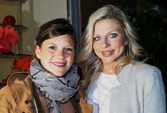 Das Ergebnis der Make-Up-Aktion bei Sonja (li.), die sich von Janet Wygocki schminken ließ. | Foto: Debus-Gohl