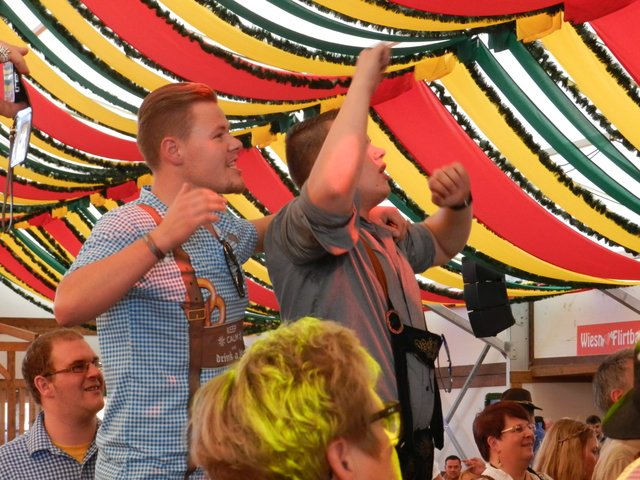 Stimmung ist auf der Xantener Wiesn garantiert. Oft genug reißt es die Besucher förmlich von den Sitzen.