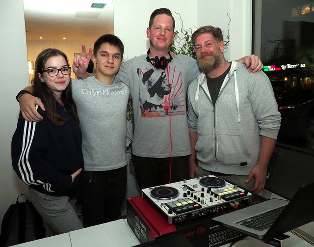 Ein DJ-Pult im Friseurgeschäft? Es muss Frintroper Shopping Nacht sein! | Foto: Debus-Gohl