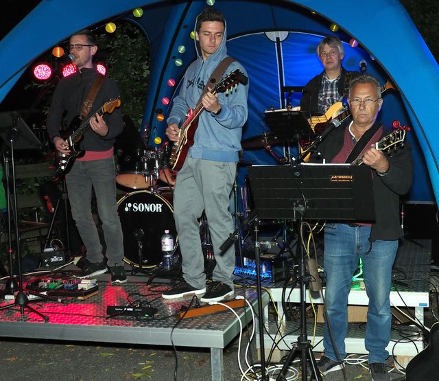 Die Band auf dem Manimo-Parkplatz heizte das Publikum ein. | Foto: Debus-Gohl