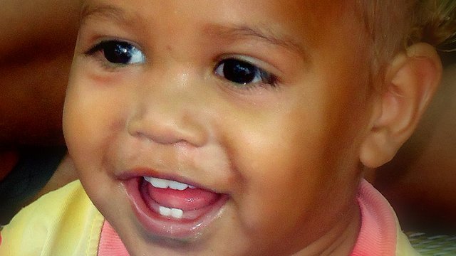 süßes kinderlächeln zeigen ihre ersten zähne.