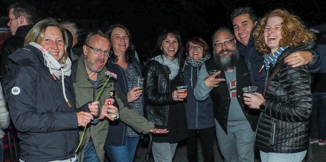 Besucher in Feierlaune neben dem Bier- und Prosecco-Stand. | Foto: Debus-Gohl