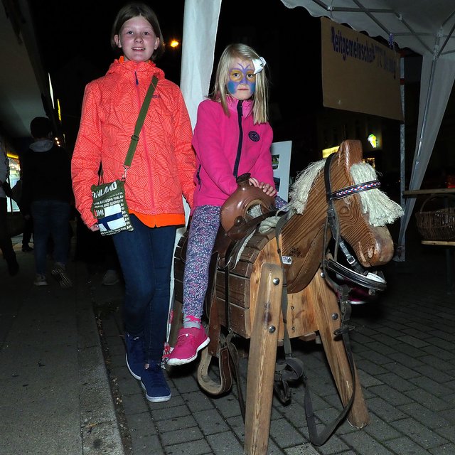 Die Reitgemeinschaft Dellwig präsentierte sich ebenfalls auf der 6. Frintroper Shopping Nacht. Mit dabei: ein Holzpferd für die Kids. | Foto: Debus-Gohl