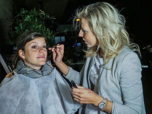 Bei der Frintroper Shopping-Nacht gab es von Kosmetik Angelika Florian eine Make-Up-Aktion: Sonja (li.) ließ sich von Janet Wygocki schminken. | Foto: Gohl