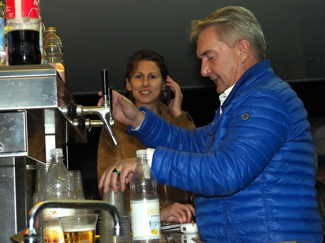 Auf dem Manimo-Parkplatz steht der Bier- und Prosecco-Stand und Manfred Funke-Kaiser am Zapfhahn. | Foto: Debus-Gohl