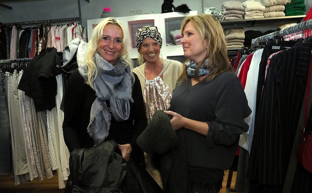 Es ist Frintroper Shopping-Nacht und natürlich macht auch Manimo Moden mit. Hier zeigt Nicole Funke-Kaiser (rechts) Shopping-Nacht-Kunden ihre Kollektion. | Foto: Debus-Gohl