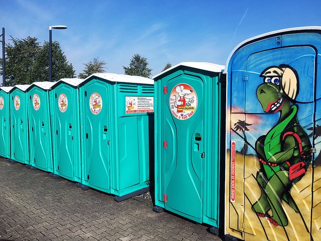 Zum besonderen Service gehört die Vermietung von mobilen Toiletten – für Feste auch mit bunten Motiven.