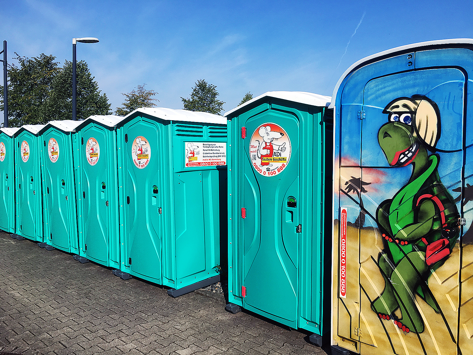 Zum besonderen Service gehört die Vermietung von mobilen Toiletten – für Feste auch mit bunten Motiven.